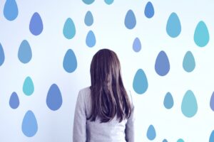 雨の中の後ろ姿の女性