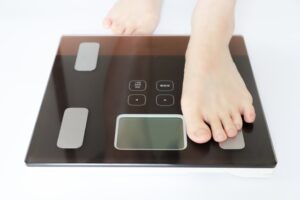 体重計に乗る女性